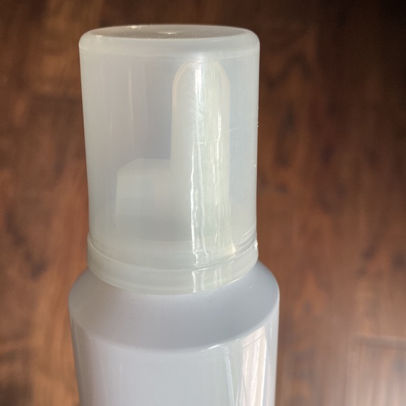 I have 2 brand new / not used/opened Navy Hair Surge  dry shampoo - Picture 2 of 6